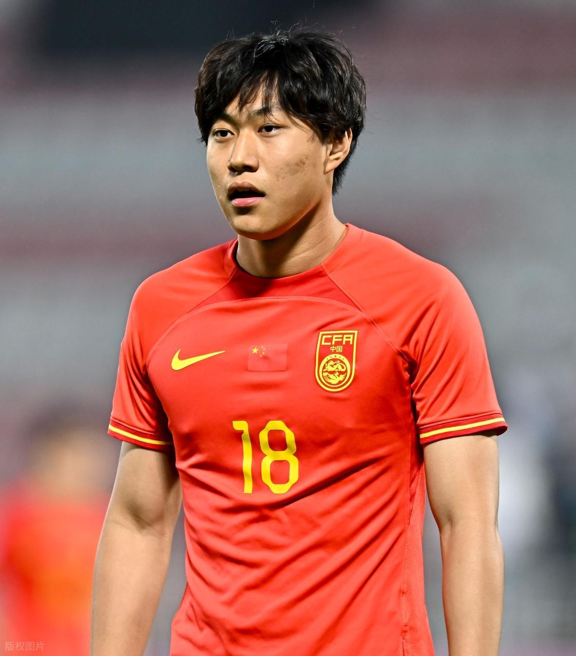 b体育官网-邝兆镭入选一线队？新赛季号码官宣，定位替补，即将迎来首秀