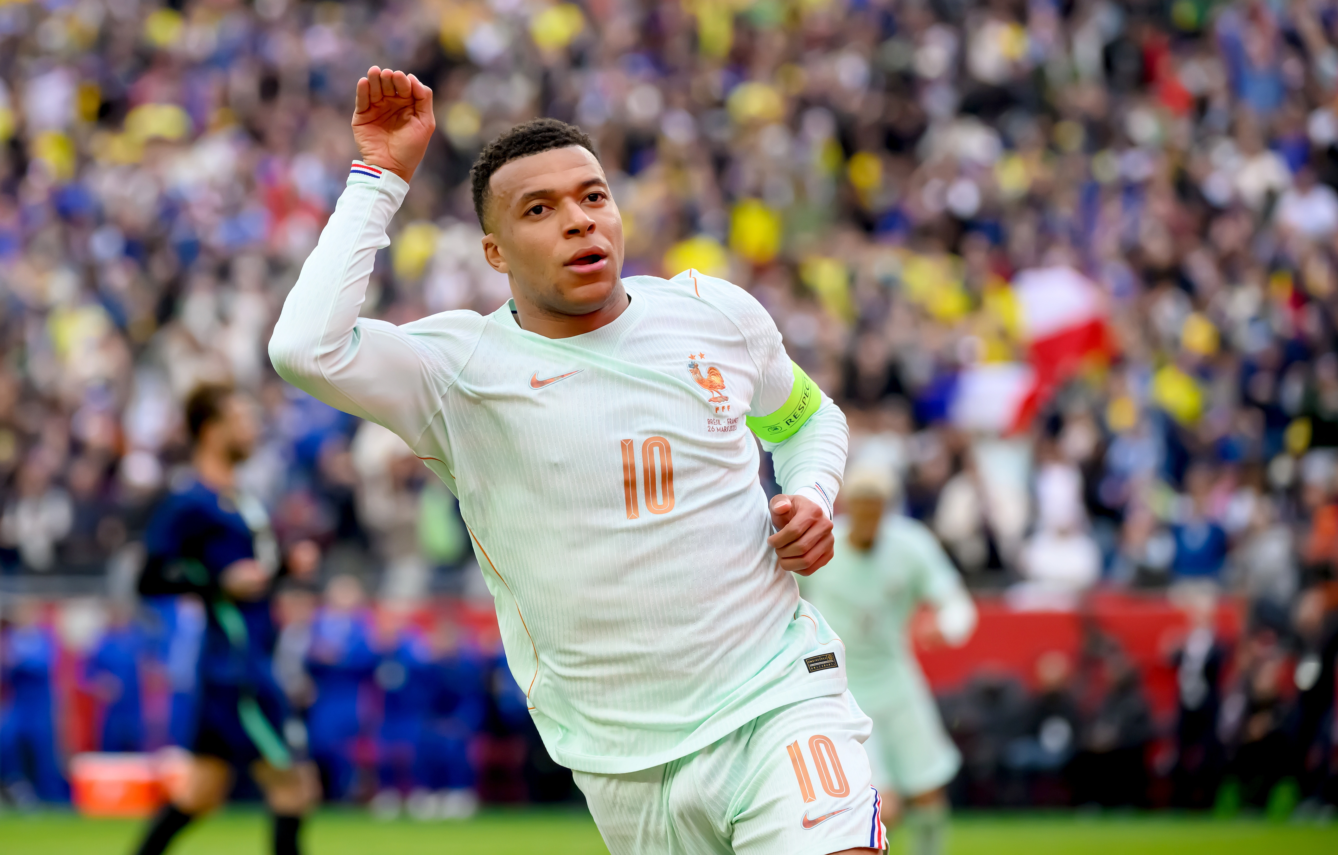 b体育-目标双冠!姆巴佩:有人担心我坐等世界杯;C罗在皇马都曾遭批评